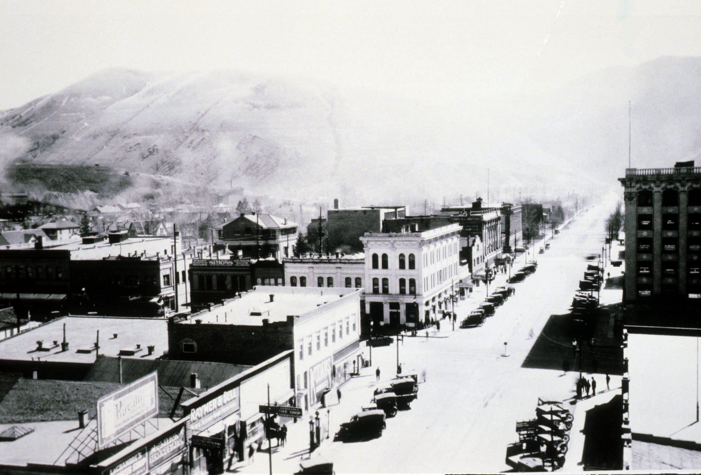 A black and white image of Higgins Street in Missoula from the 20th century